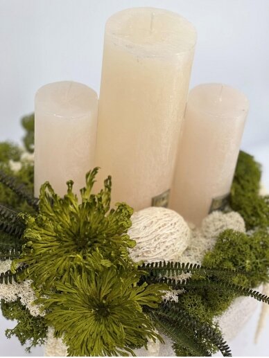 Džiovintų augalų ir samanų kompozicija su žvakėmis "3 candles with moss" 2